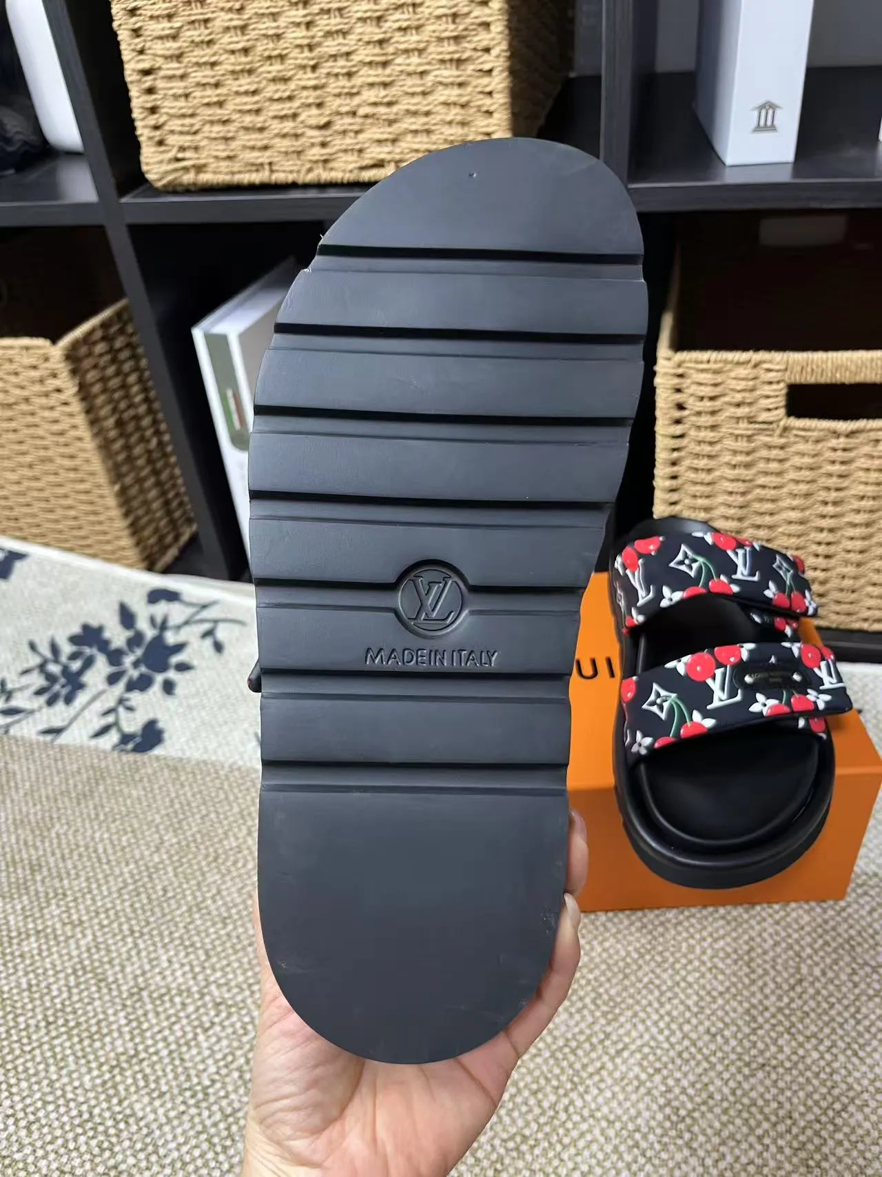 P340 yuan LV Louis Vuitton Full of high-end feel! A popular model among bloggers at home and abroad, it’s retro and fashionable, and looks stunning on your feet! Mainly recommended model on the official website★ ━━━━━ ЅᏇєєt ━━━━━ ▪️Upper: original calfskin ➕5D printing process ▪️Inner: imported mixed sheepskin ▪️Outsole: original molded foam outsole ▪️Size: Female 35-40 Men's 39-44 (women's 41 men's 45)